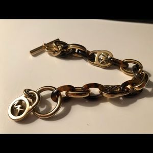 Tortoise Shell Link Bracelet
1"L x 1"H x 1"W